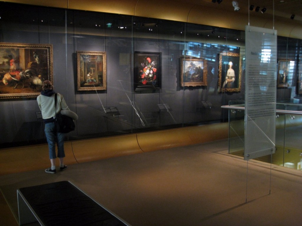Amsterdam’s Schipol Airport’s branch of Rijksmuseum that exhibits paintings. Amsterdam Schiphol Airport Dutch museum 1024x768 - Top 10 International Airports with Awesome Feng Shui