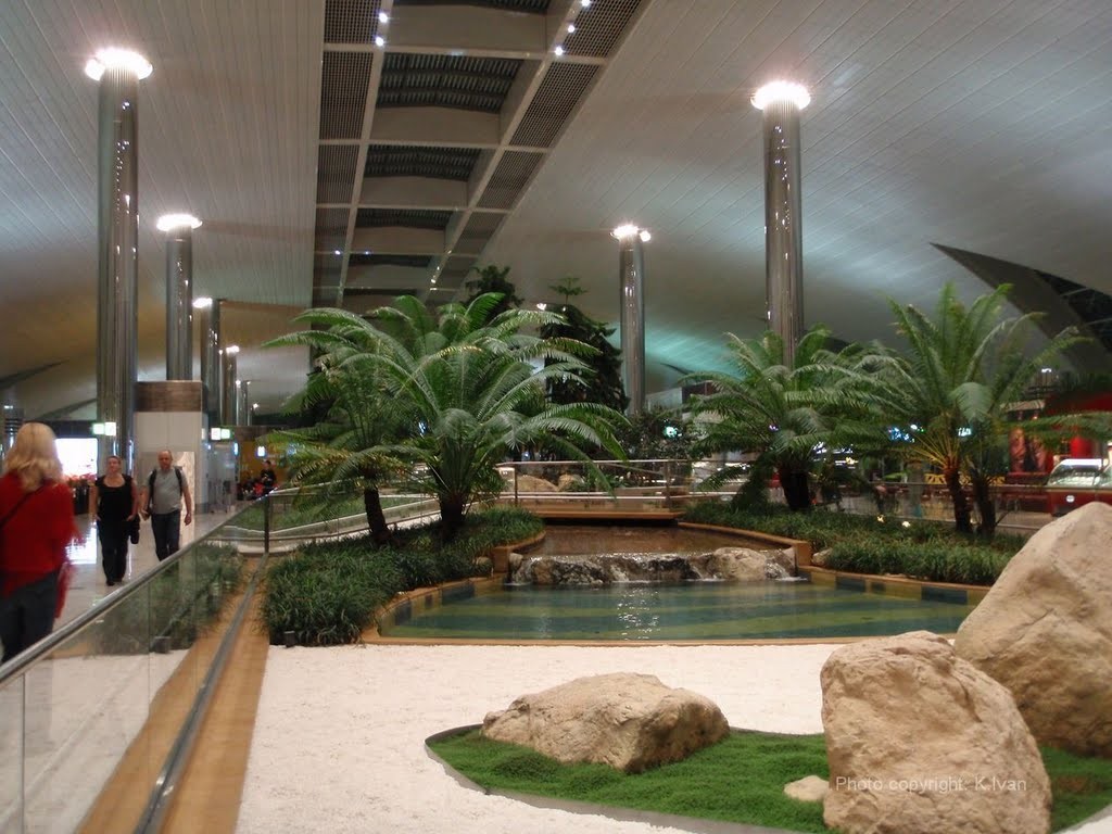 Dubai Airport garden and water feature. Dubai International Airport Garden 1024x768 - Top 10 International Airports with Awesome Feng Shui