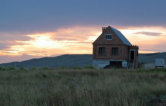 How would you feel if you’re the only one living in this house? Empty house yin feng shui middle of nowhere min - A Guide to Feng Shui Yin-Yang Theory with 10 Applications Backed by Science