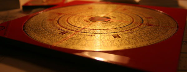 The Compass School Feng Shui uses compass reading and correlative thinking instead of logical thinking used in the Form School. Feng Shui Luo Pan Compass elongated - How to Practice Feng Shui Holistically and Interpret It Correctly