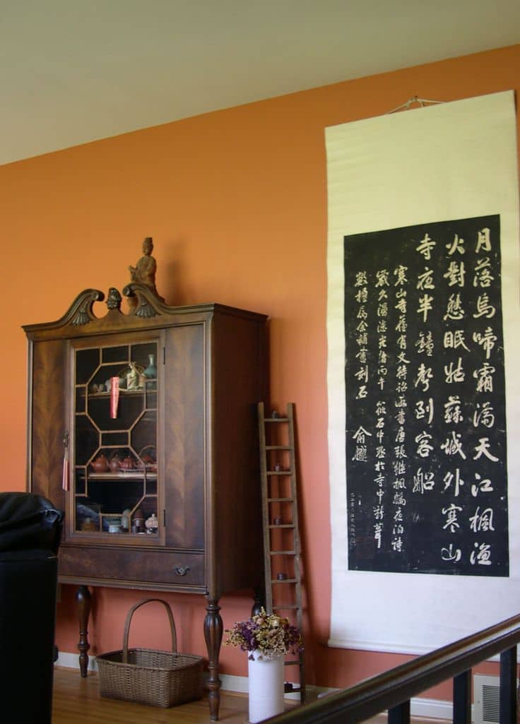 The artwork and furniture is highlighted by the color of the wall. Highlight wall accent color art work furniture feng shui - How to Practice Feng Shui Holistically and Interpret It Correctly