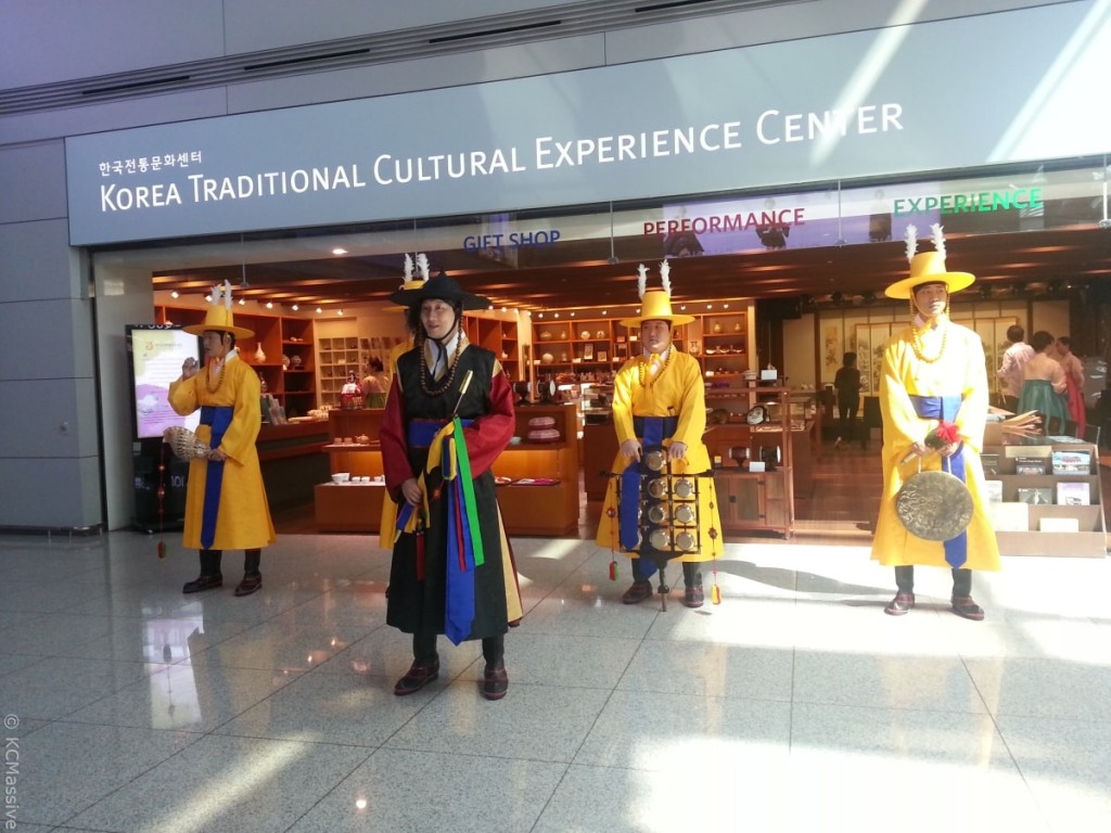 Incheon Airport’s cultural center. incheon airport korea culture dressed performance min 1024x768 - Top 10 International Airports with Awesome Feng Shui