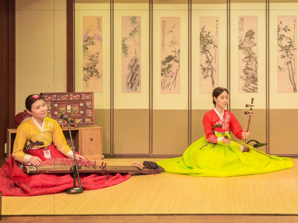 Live music performance at Seoul Incheon Airport. Incheon Airport Live Music Dance Performance 1024x768 - Top 10 International Airports with Awesome Feng Shui