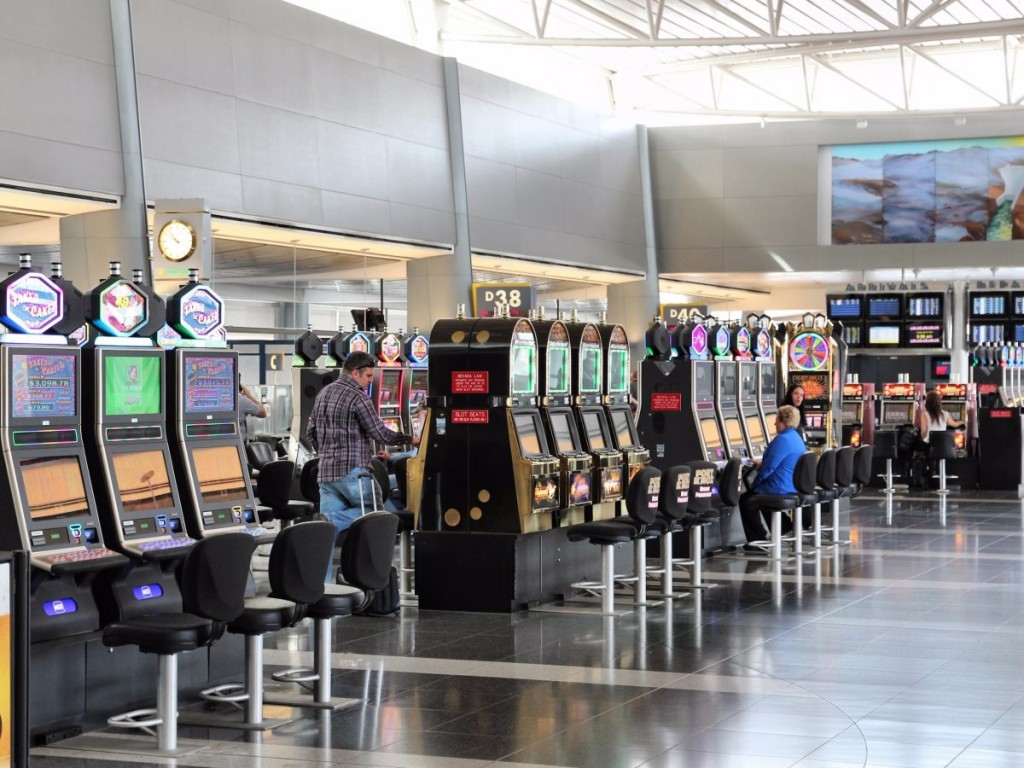 Las Vegas McCarran Airport has slot machines where you can still get a feel of Las Vegas. Las Vegas McCarran International Airport Slot Machines 1024x768 - Top 10 International Airports with Awesome Feng Shui