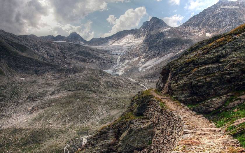 The liveliness and shape of a mountain is one way to determine if they are auspicious in Feng Shui. Rock bald mountain has inauspicious feng shui - Is Clutter Really Part of Feng Shui?