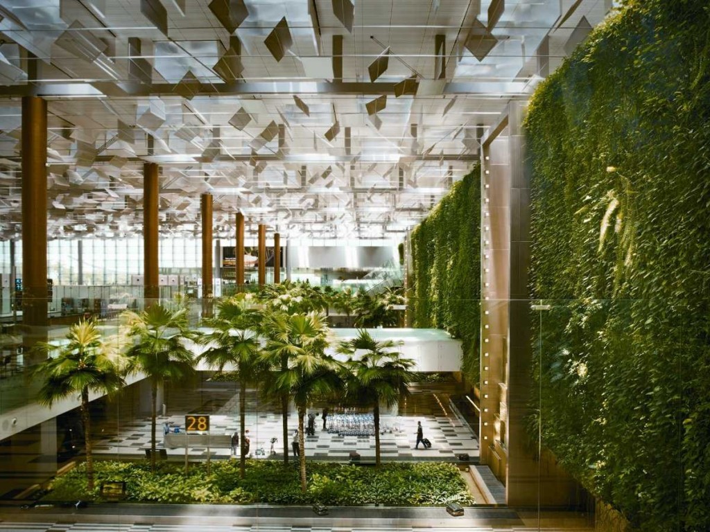 The green wall in Singapore Changi Airport. Singapore Changi Airport Green Wall 1024x768 - Top 10 International Airports with Awesome Feng Shui
