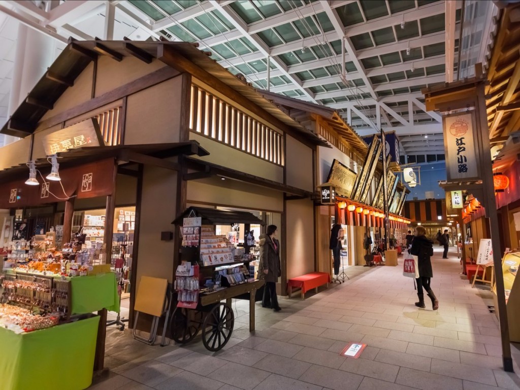 Edo Marketplace in Tokyo Haneda Airport featuring traditional architectural design. Tokyo Haneda Airport with Traditional Building Structures 1024x768 - Top 10 International Airports with Awesome Feng Shui