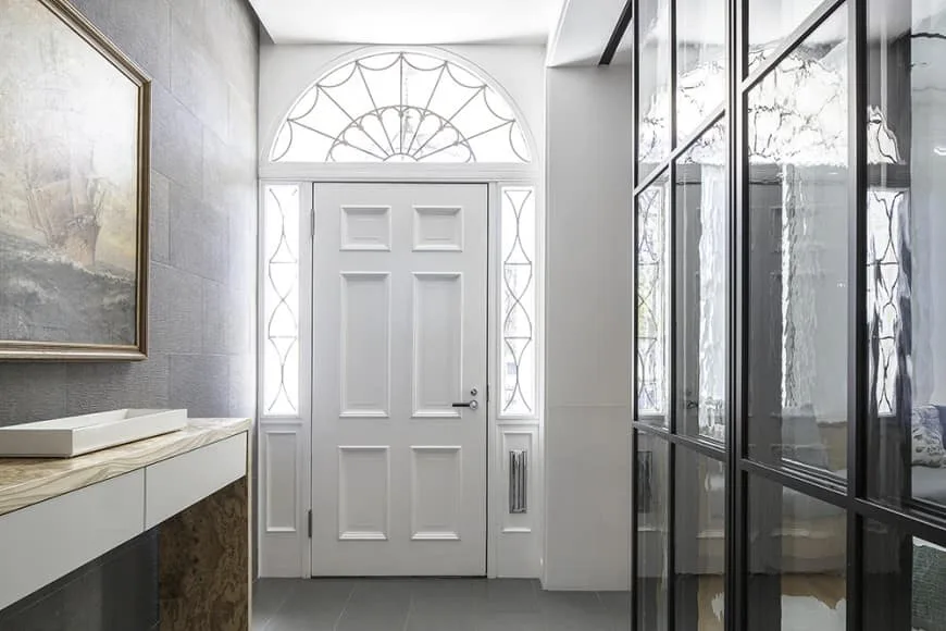 Foyer with glasses bright good feng shui
